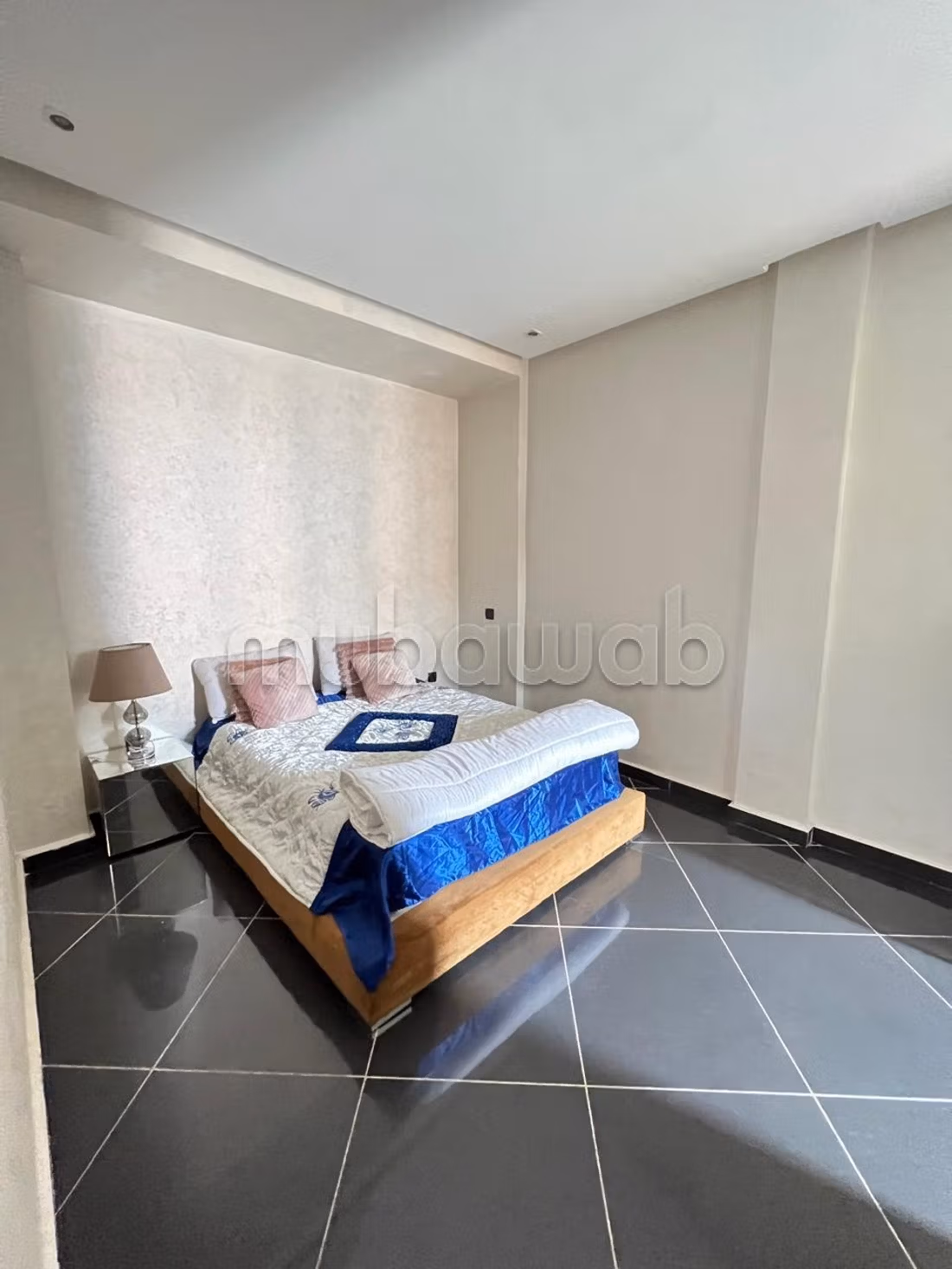 Superbe appartement à louer à Guéliz.
Surface de 85 m².
Bien meublé — 6