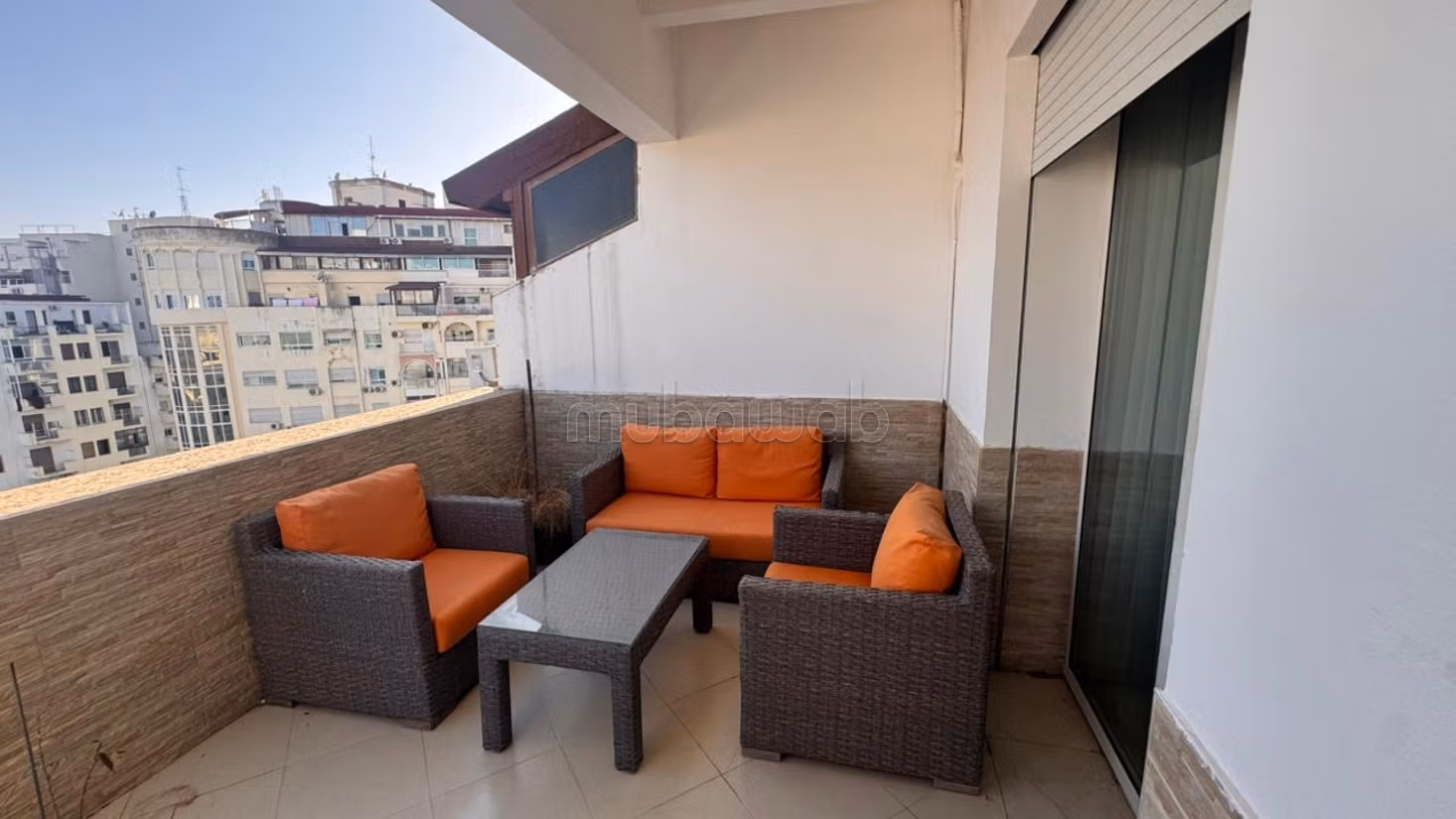Appartement avec terrasse à côté de l'école française