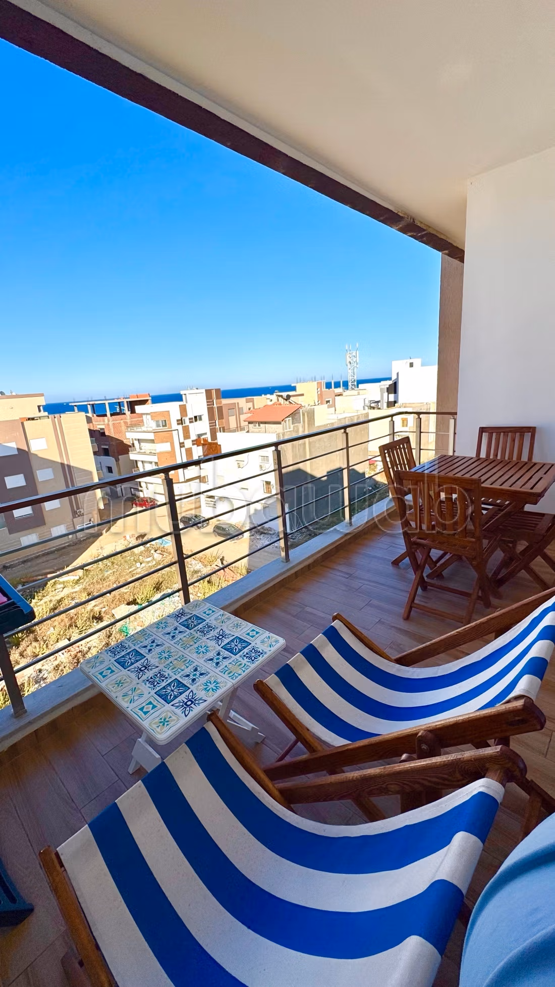 Location saisonnière. 2 chambres agréables. Porte blindée et vue sur mer