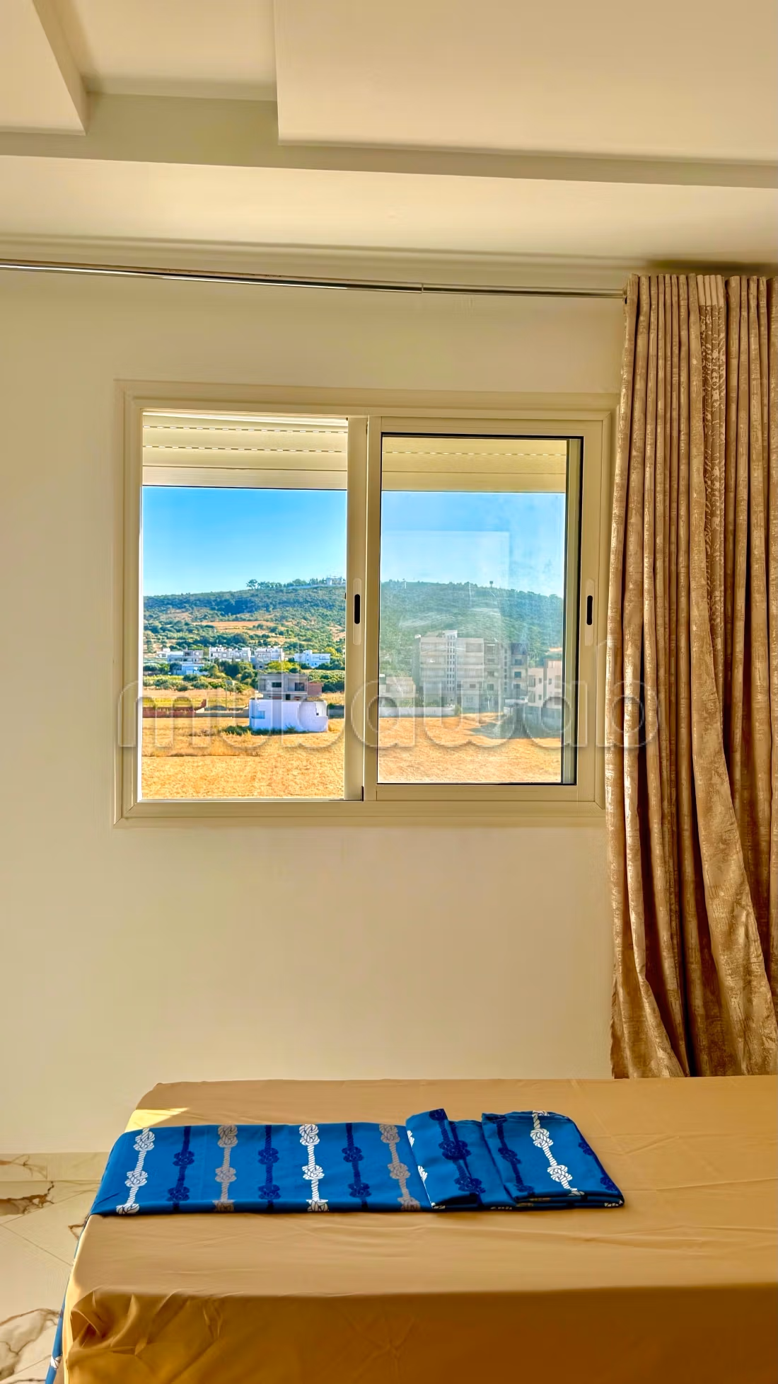 Location saisonnière. 2 chambres agréables. Porte blindée et vue sur mer