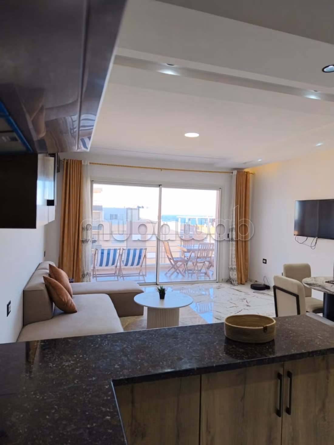 Location saisonnière. 2 chambres agréables. Porte blindée et vue sur mer