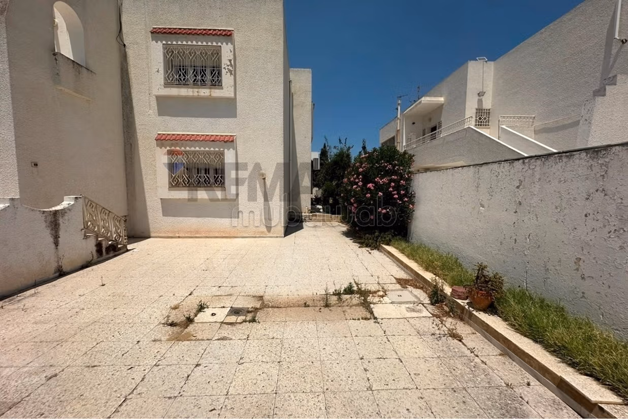 À Vendre Villa indépandate de 400 m² à Ennasr 1