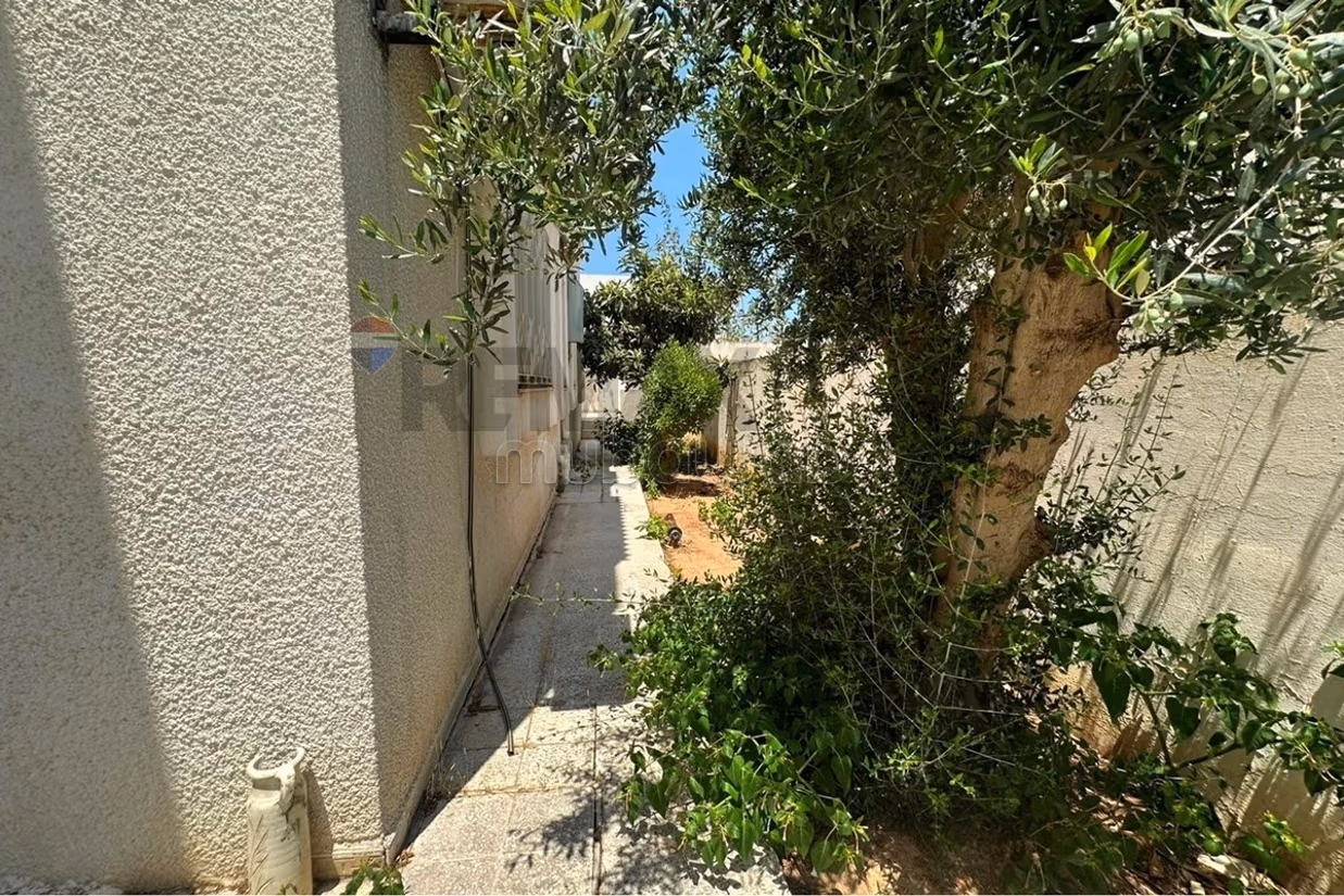 À Vendre Villa indépandate de 400 m² à Ennasr 1