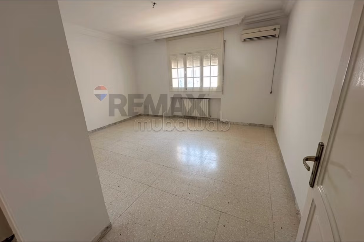 À Vendre Villa indépandate de 400 m² à Ennasr 1