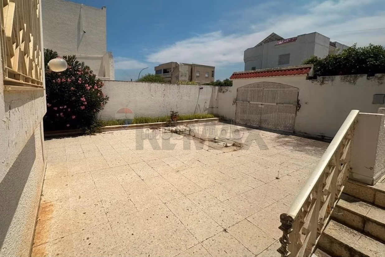À Vendre Villa indépandate de 400 m² à Ennasr 1