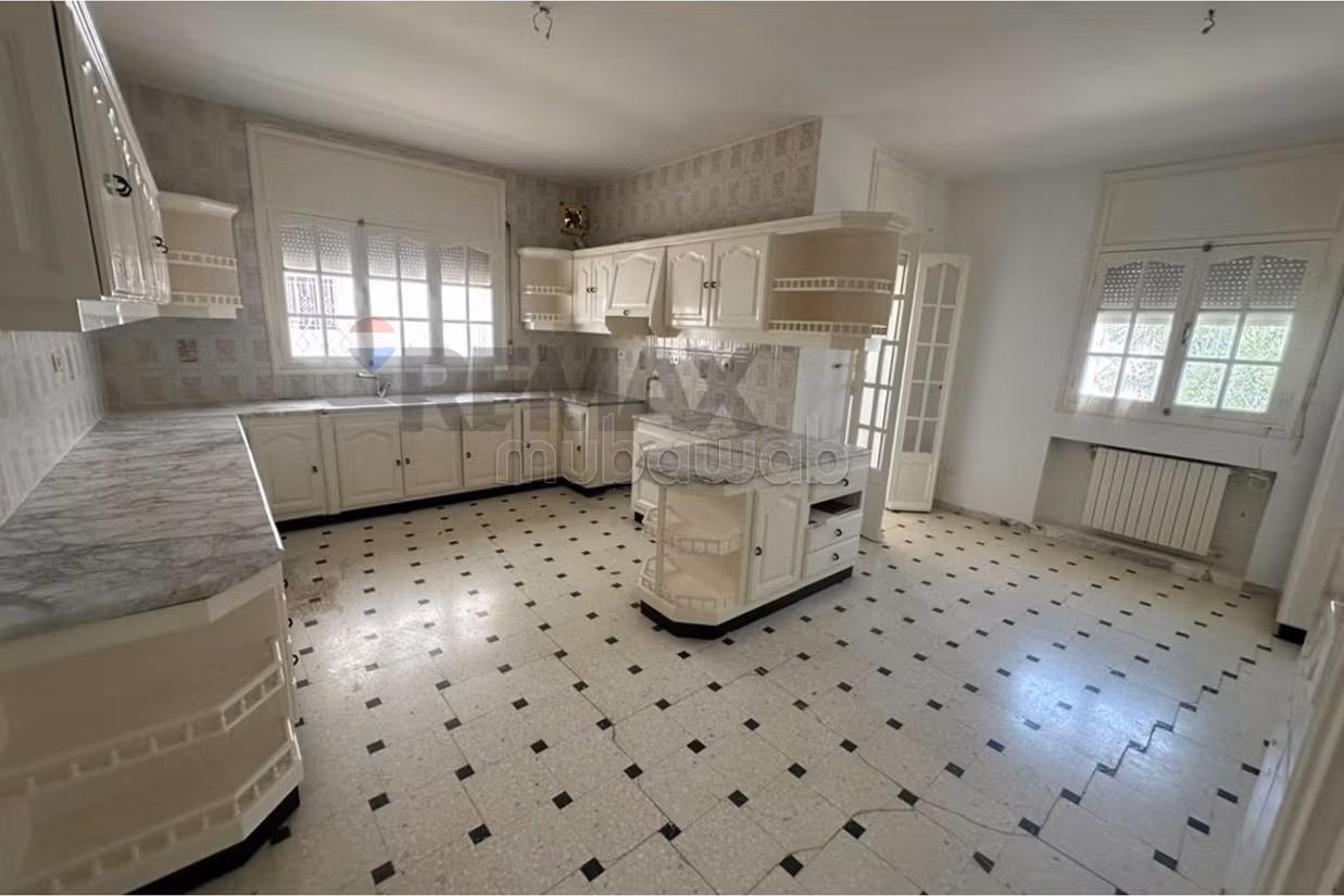 À Vendre Villa indépandate de 400 m² à Ennasr 1
