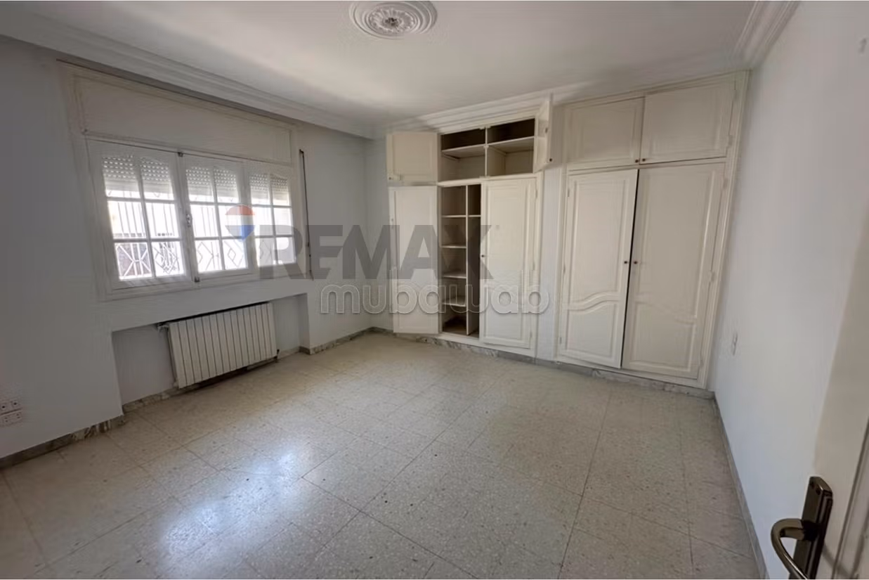 À Vendre Villa indépandate de 400 m² à Ennasr 1