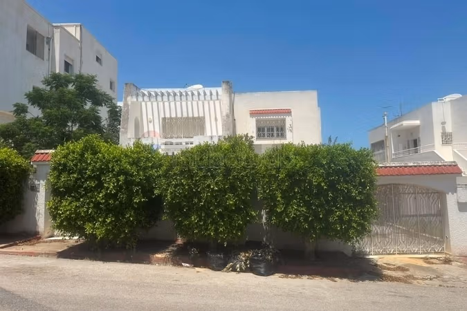 À Vendre Villa indépandate de 400 m² à Ennasr 1