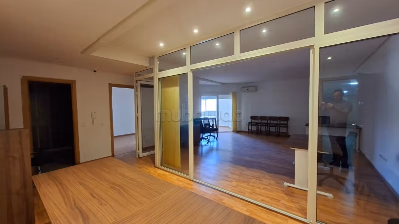 Ufficio di 79 m² vuoto o arredato vicino ad Alpha 55