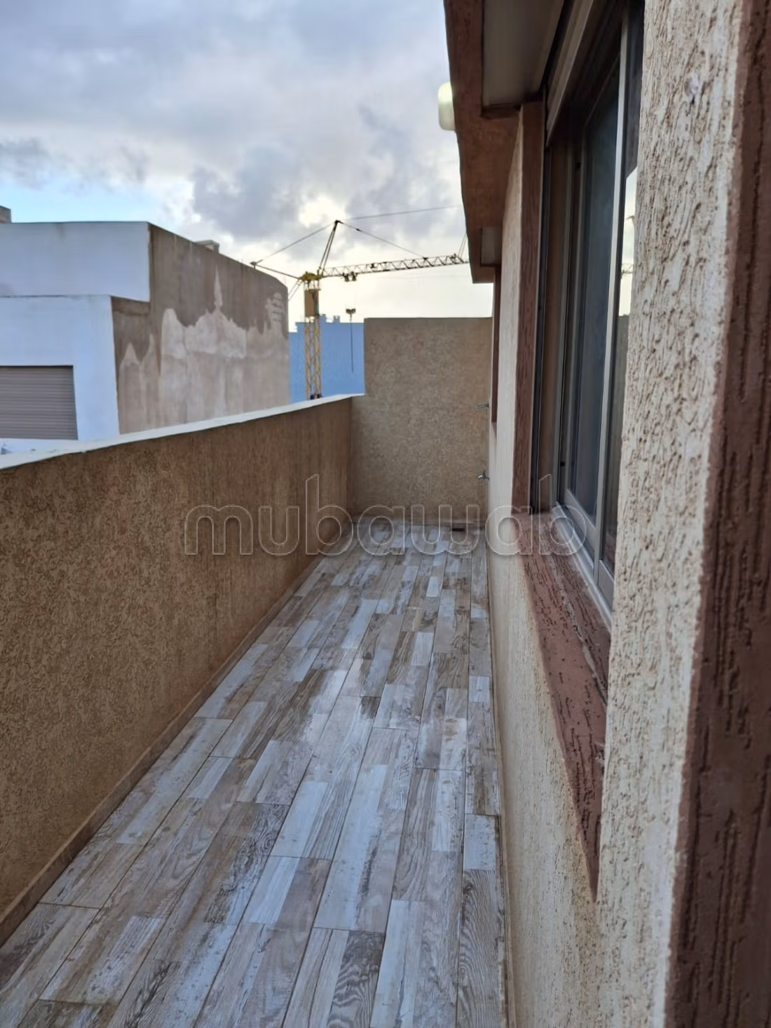 السكن المنور كاليفورنيا.
البيضاء