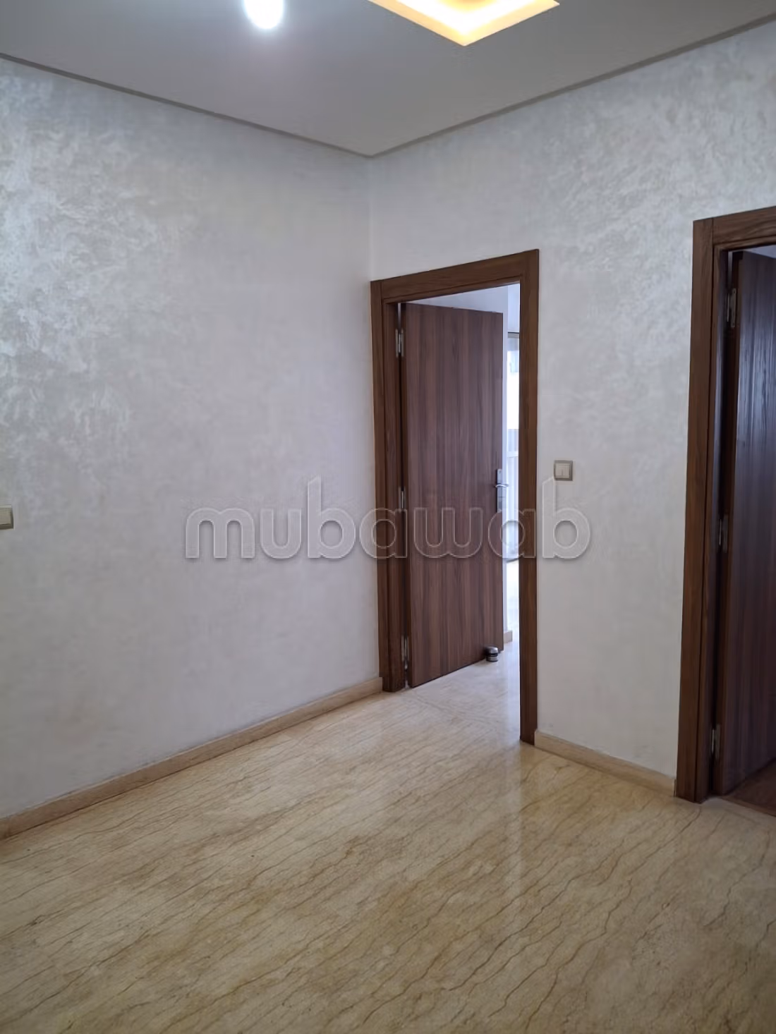 السكن المنور كاليفورنيا.
البيضاء