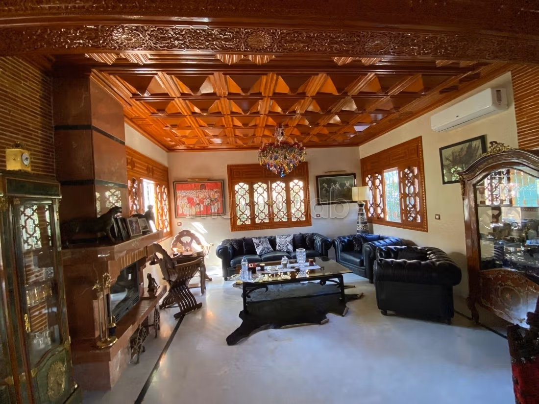 Bella villa en venta a pasos de Targa con piscina privada