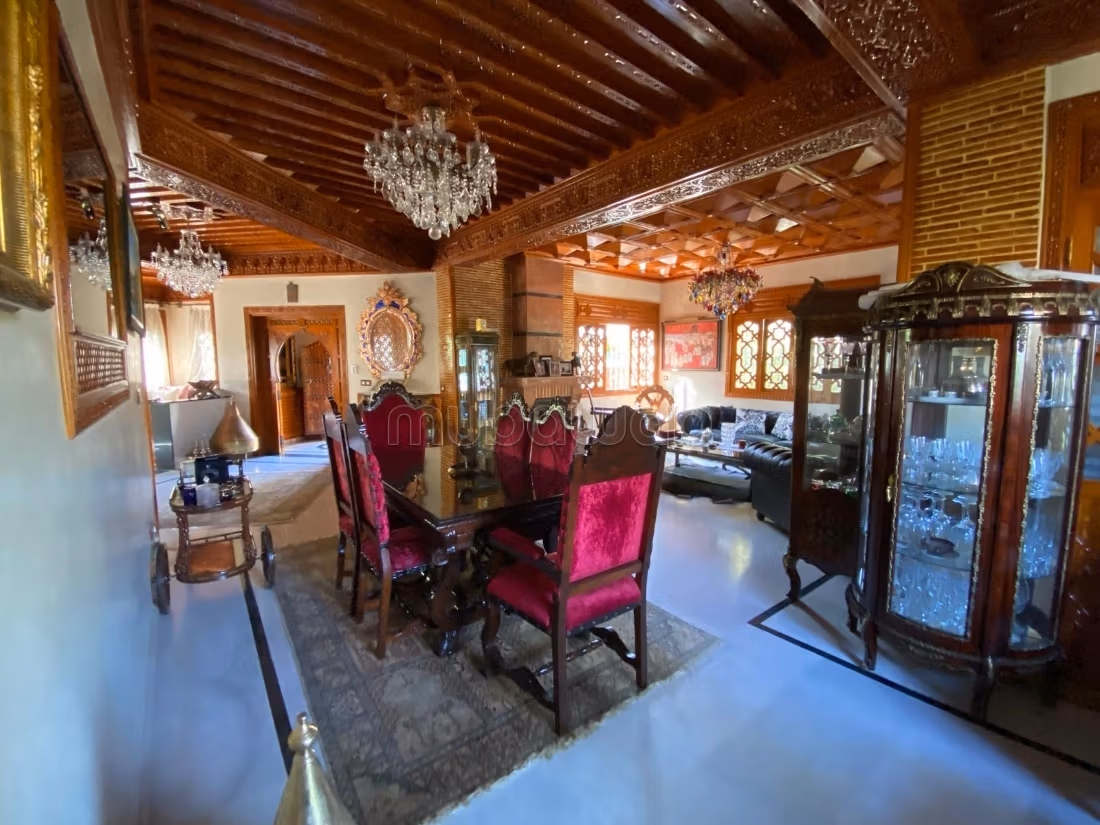 Bella villa en venta a pasos de Targa con piscina privada