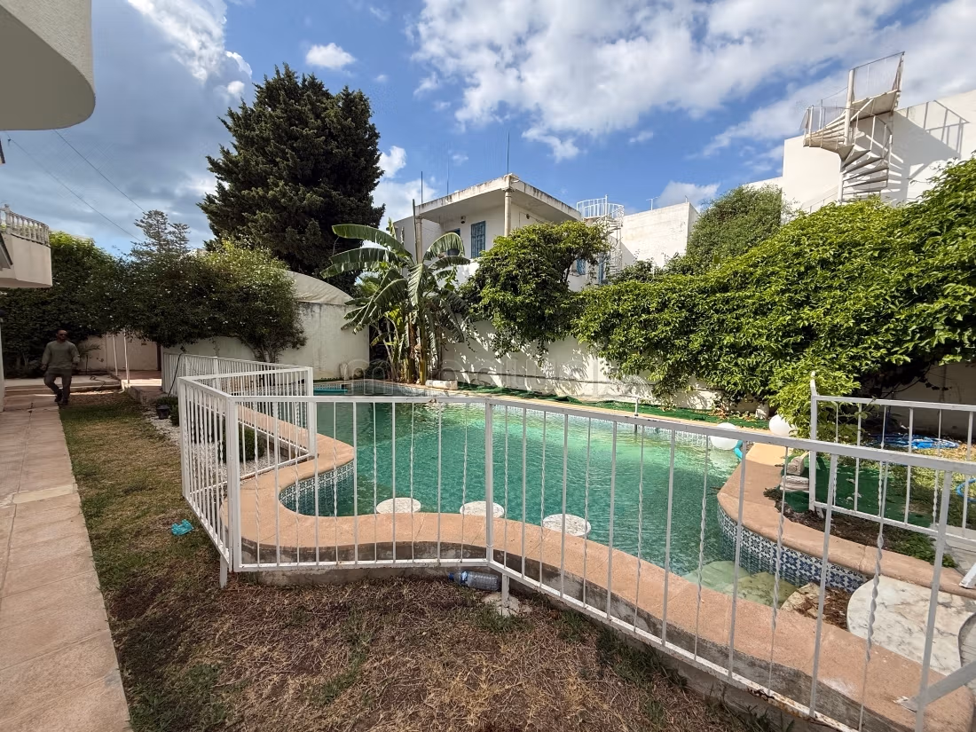 Spacious S6 villa with pool, Carthage