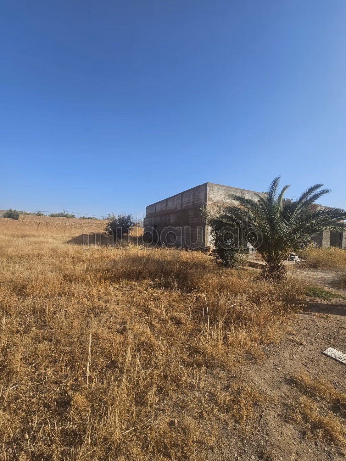 Venta de villa semi finalizada en gran terreno