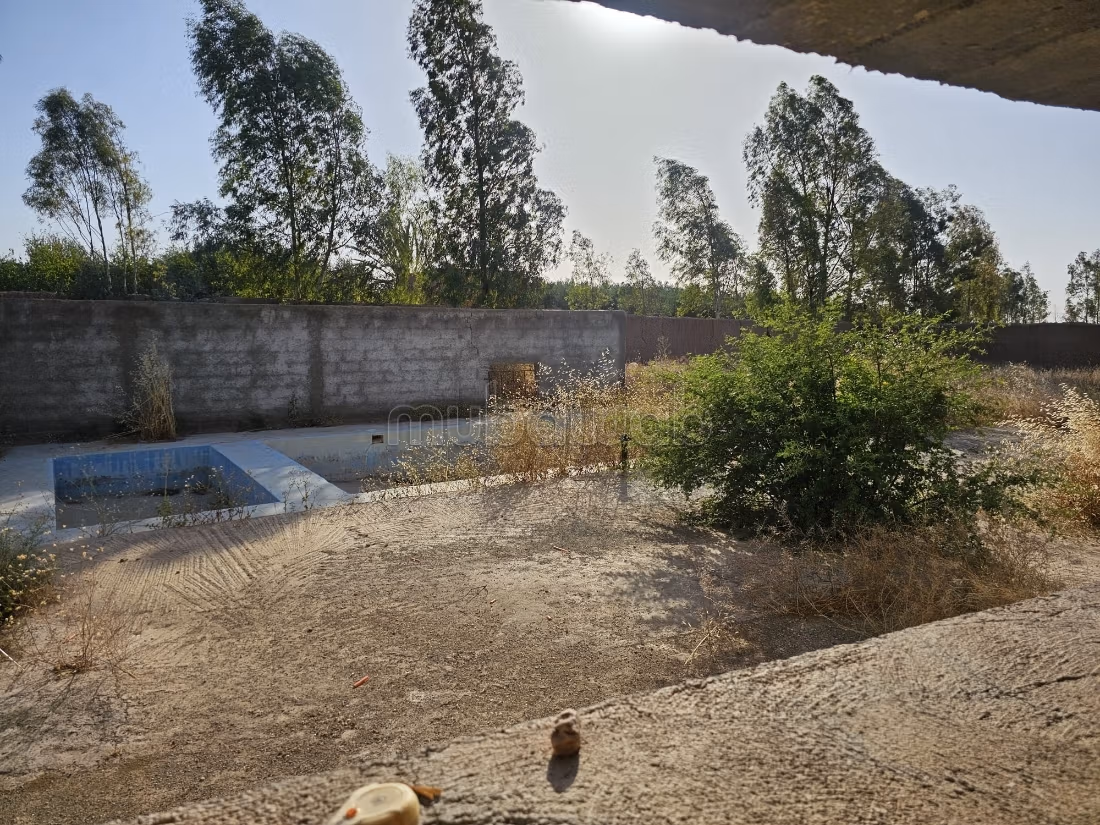 Venta de villa semi finalizada en gran terreno