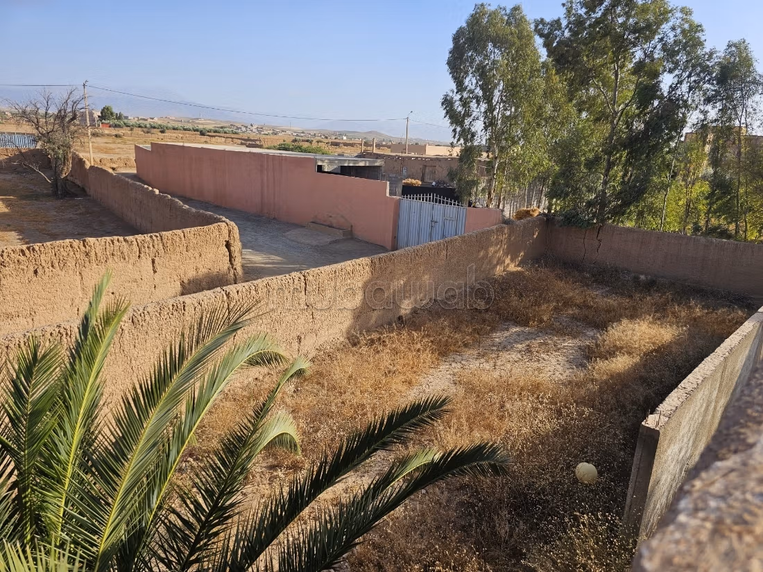 Venta de villa semi finalizada en gran terreno