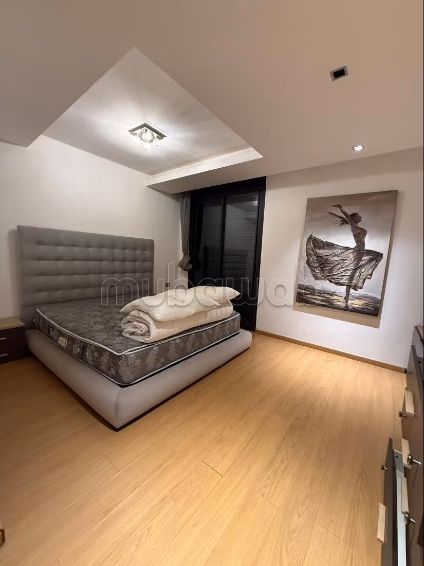 Bel appartement en location à Souissi.
Superficie 143 m².
Meublé — 4
