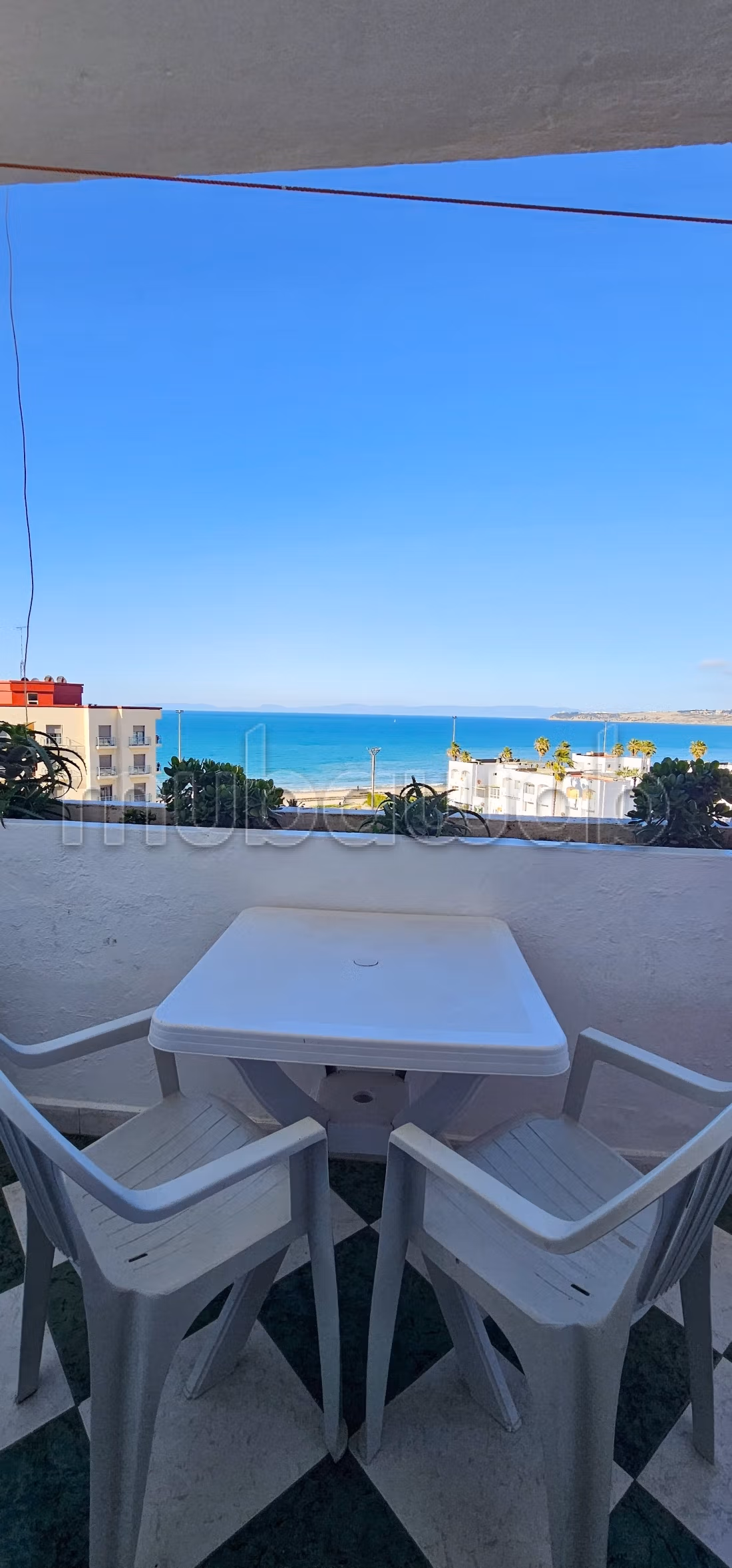 Appartements à louer à Tanger City Center. Superficie totale de 80 m². Salon authentique, antenne parabolique.