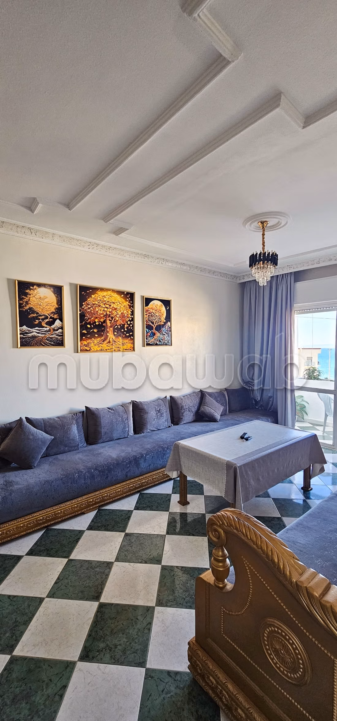 Appartements à louer à Tanger City Center. Superficie totale de 80 m². Salon authentique, antenne parabolique.