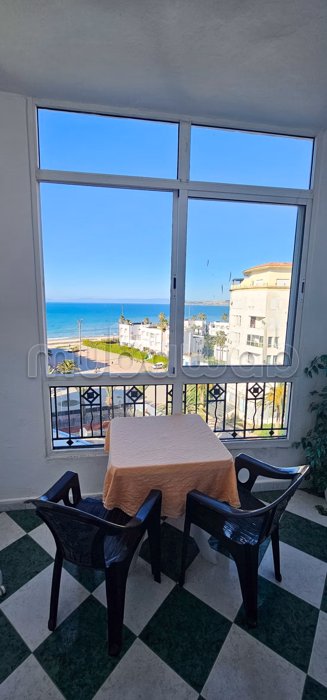 Appartements à louer à Tanger City Center. Superficie totale de 80 m². Salon authentique, antenne parabolique.