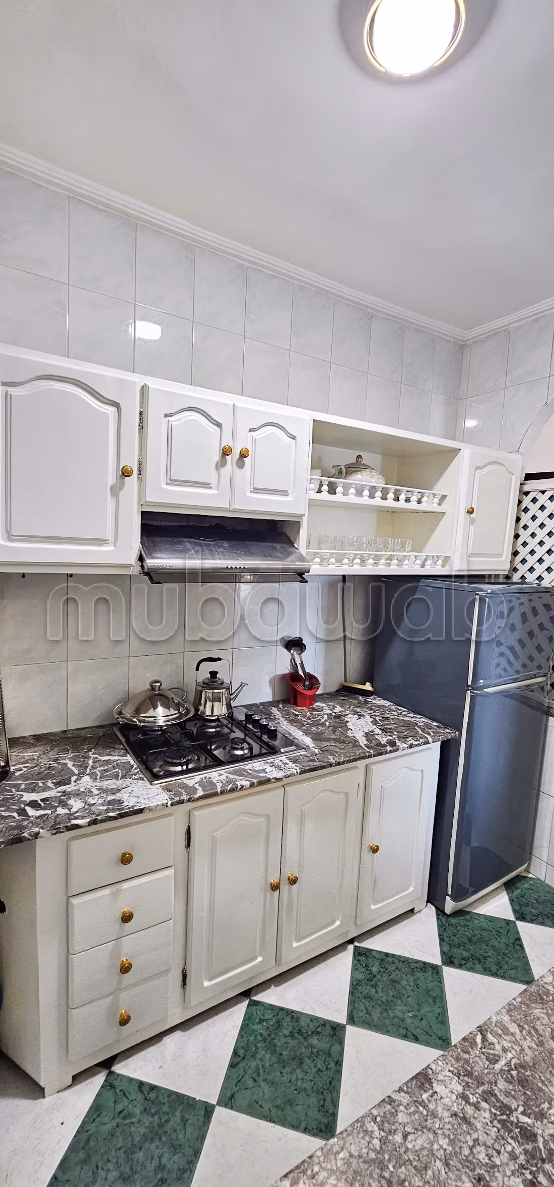 Appartements à louer à Tanger City Center. Superficie totale de 80 m². Salon authentique, antenne parabolique.