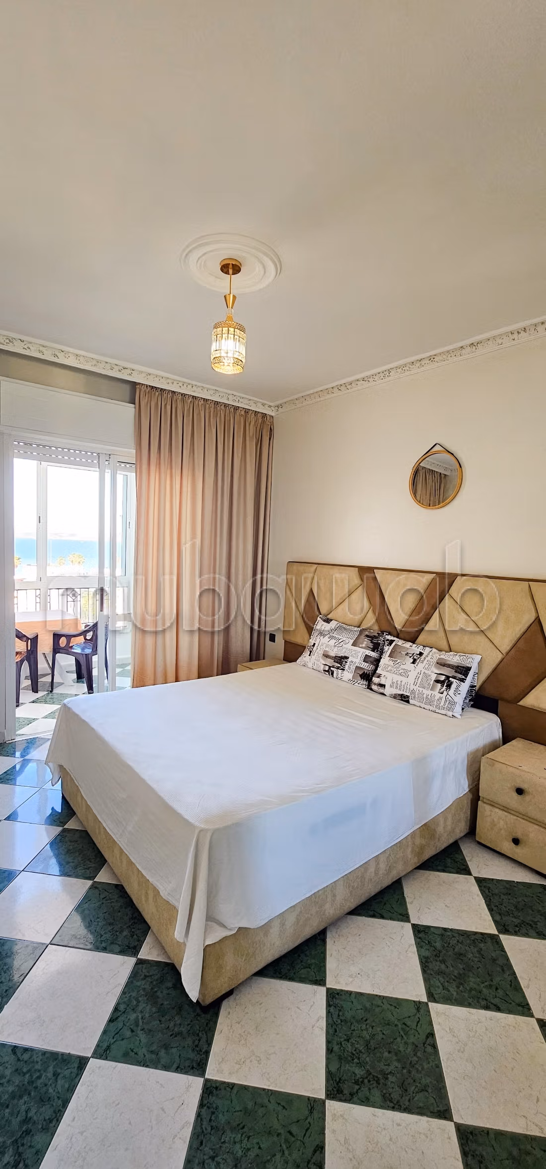 Appartements à louer à Tanger City Center. Superficie totale de 80 m². Salon authentique, antenne parabolique.