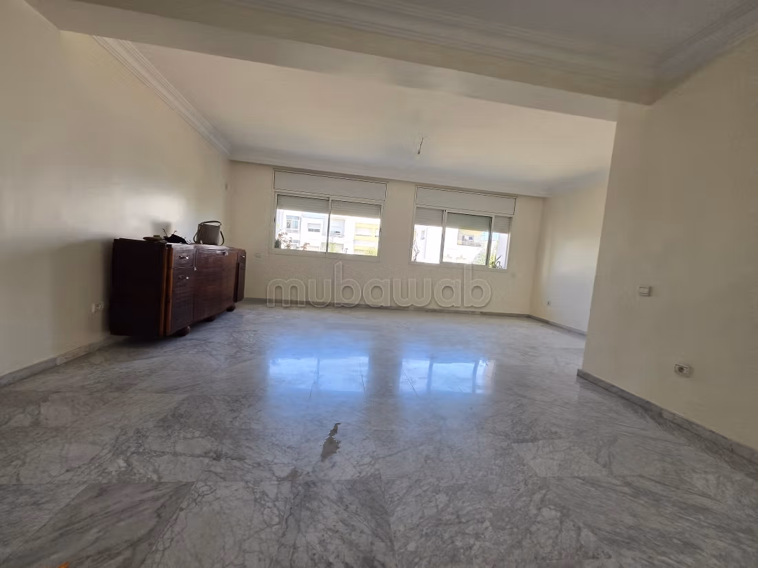 Bel appartement à vendre à Ain Diab. 
3 chambres. 
Jardin et ascenseur