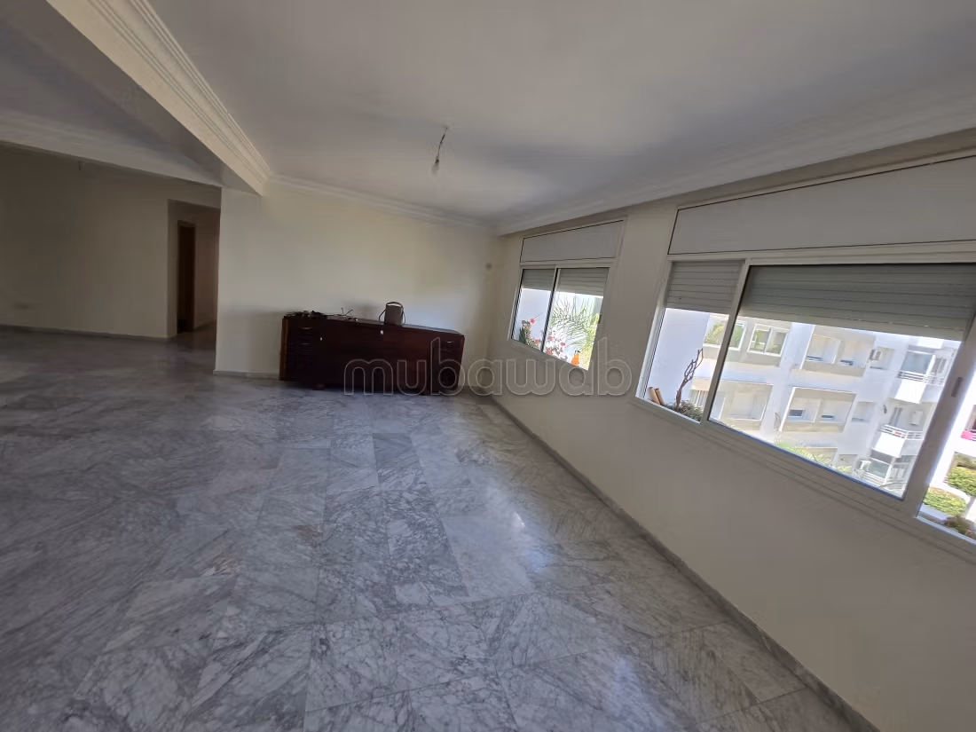 Bel appartement à vendre à Ain Diab. 
3 chambres. 
Jardin et ascenseur — 2