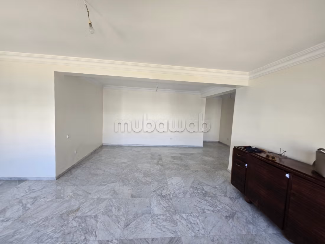 Bel appartement à vendre à Ain Diab. 
3 chambres. 
Jardin et ascenseur — 3
