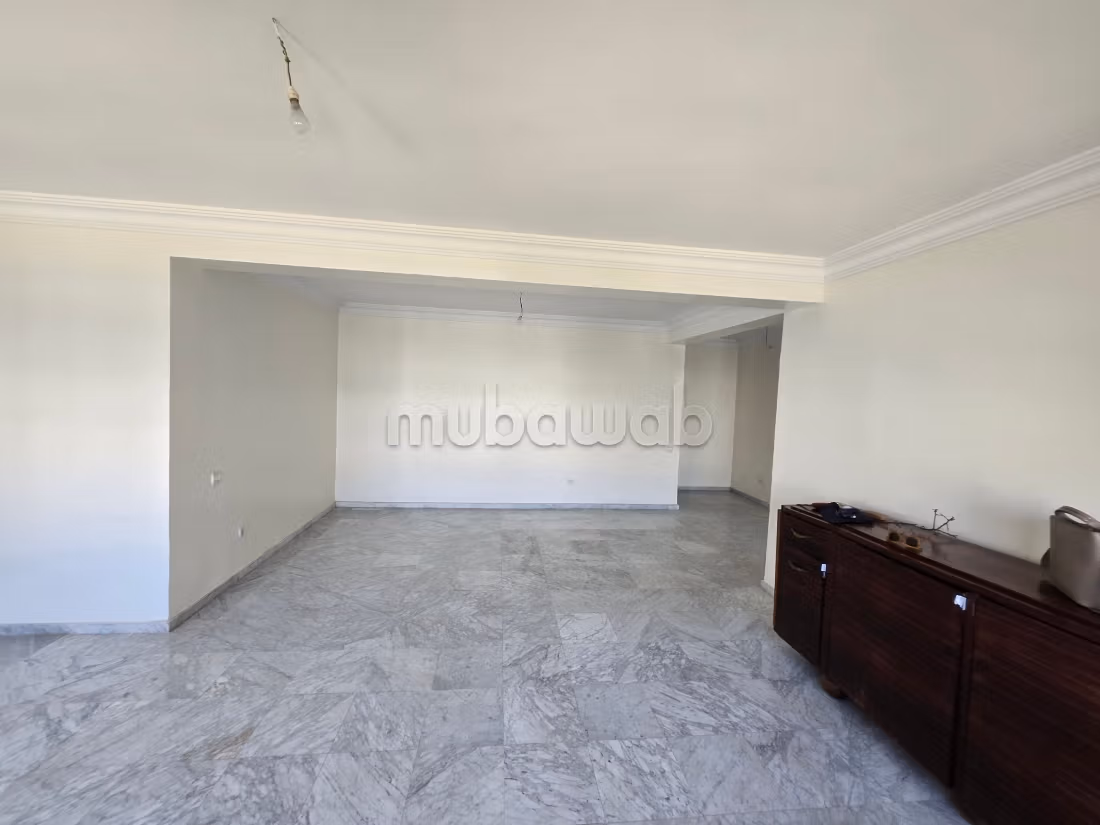 Bel appartement à vendre à Ain Diab. 
3 chambres. 
Jardin et ascenseur — 4