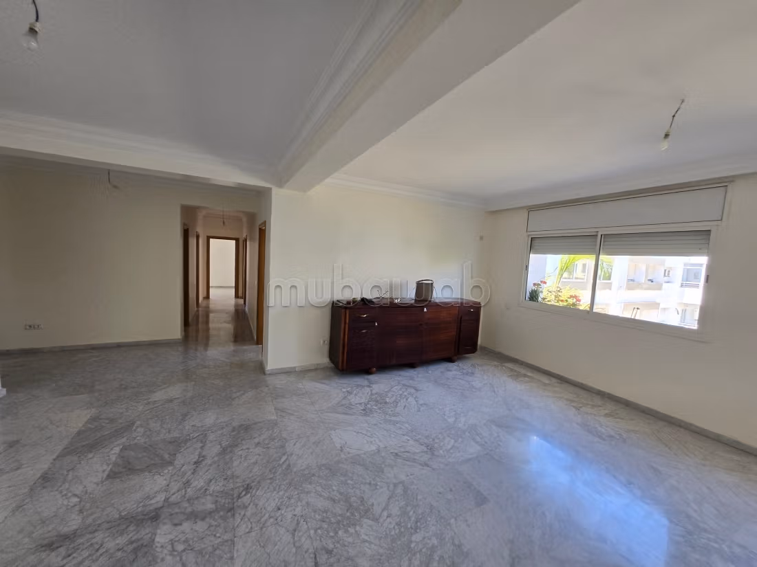 Bel appartement à vendre à Ain Diab. 
3 chambres. 
Jardin et ascenseur — 5