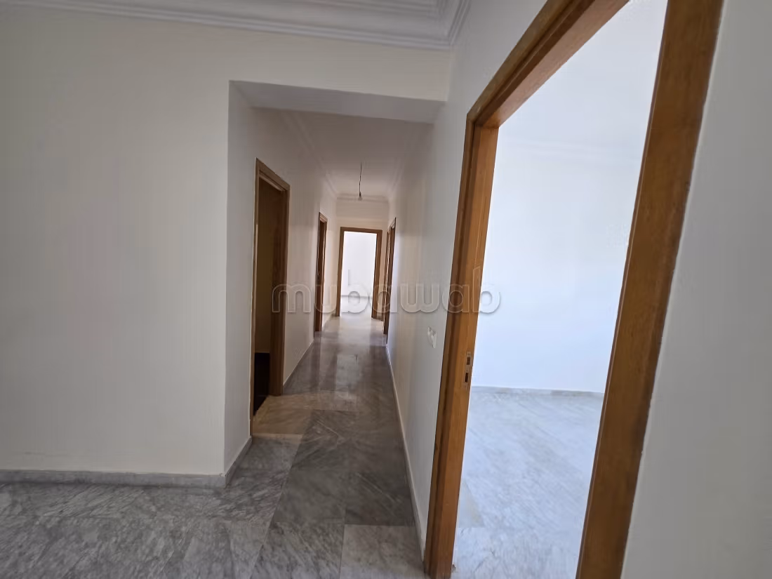 Bel appartement à vendre à Ain Diab. 
3 chambres. 
Jardin et ascenseur — 6