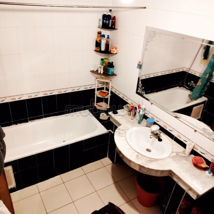 Appartement en location à Samlalia. 
2 grandes pièces. 
Avec ascenseur et terrasse — 6