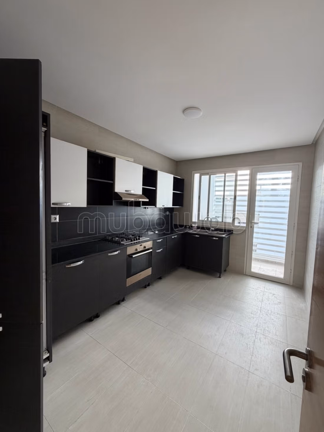 Très bel appartement en hay Ryad à Souissi.
Superficie 150 m².
Cuisine équipée — 3