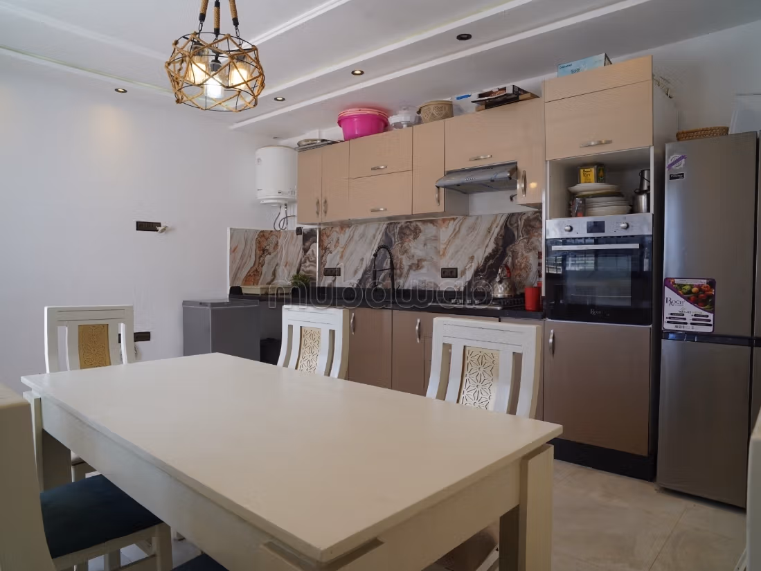 Location saisonnière à Assam. 
Surface de 700 m². 
Porte blindée, sécurité