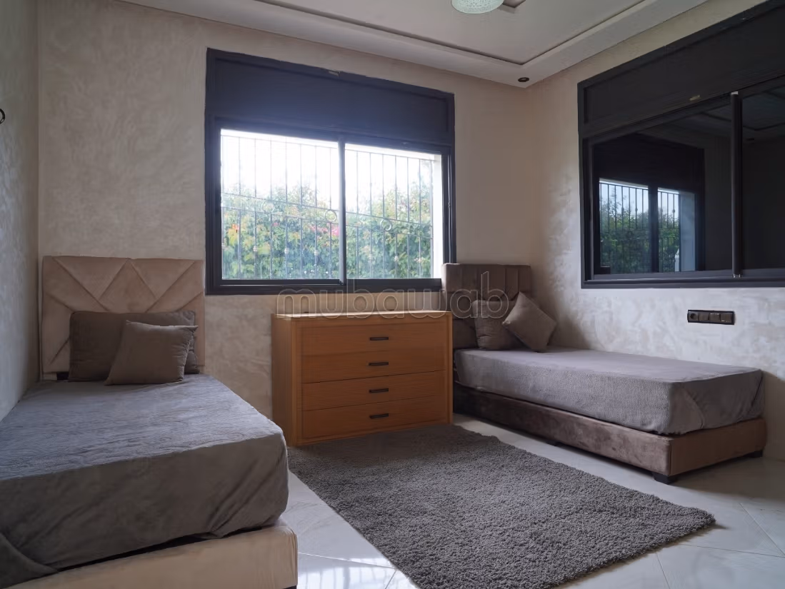 Location saisonnière à Assam. 
Surface de 700 m². 
Porte blindée, sécurité