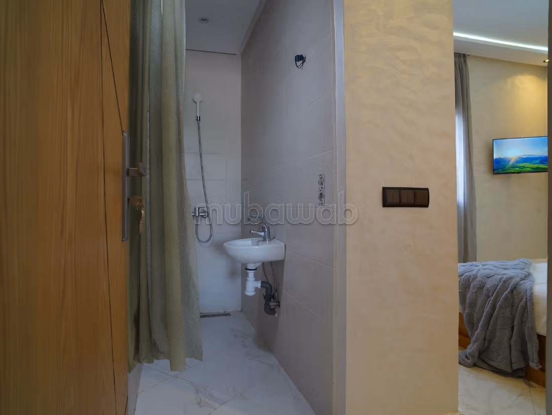 Location saisonnière à Assam. 
Surface de 700 m². 
Porte blindée, sécurité
