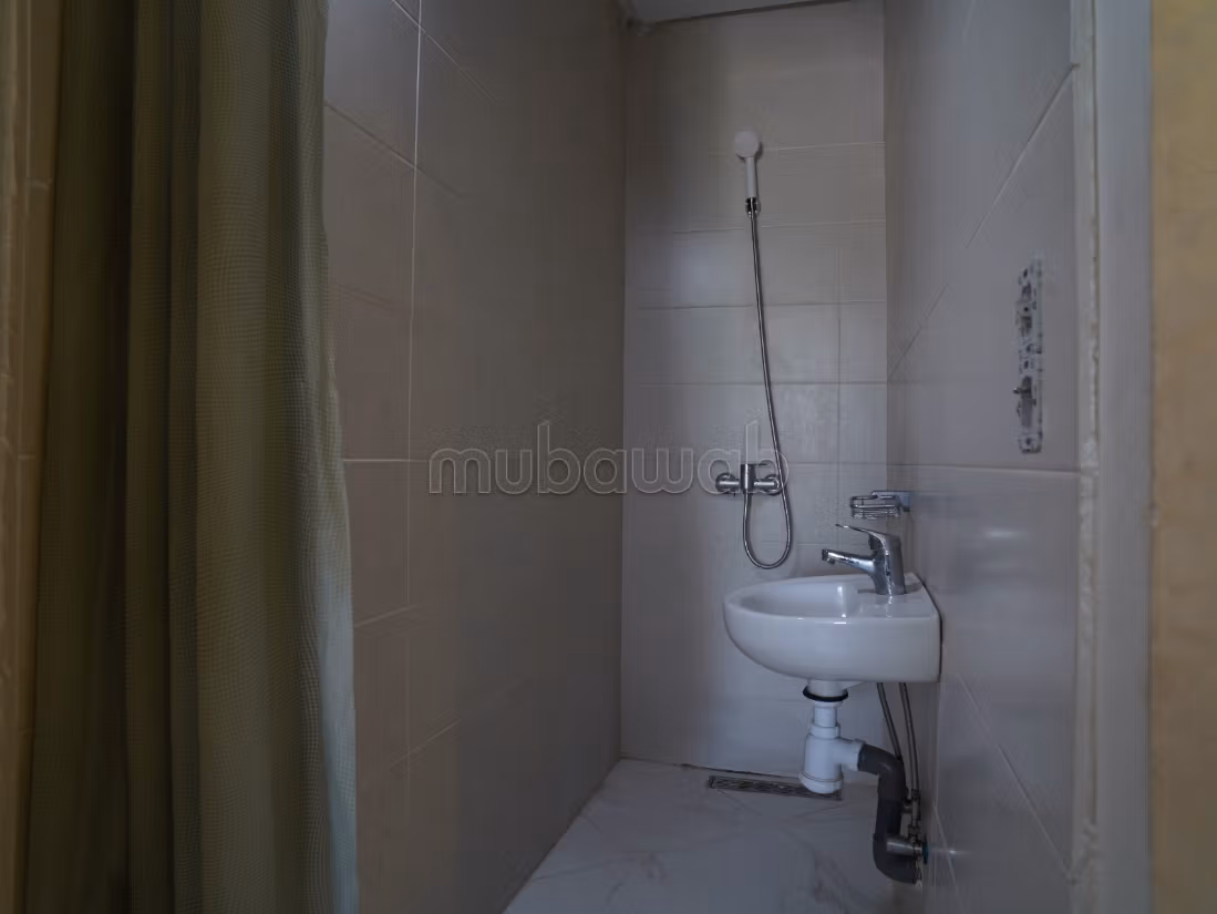 Location saisonnière à Assam. 
Surface de 700 m². 
Porte blindée, sécurité