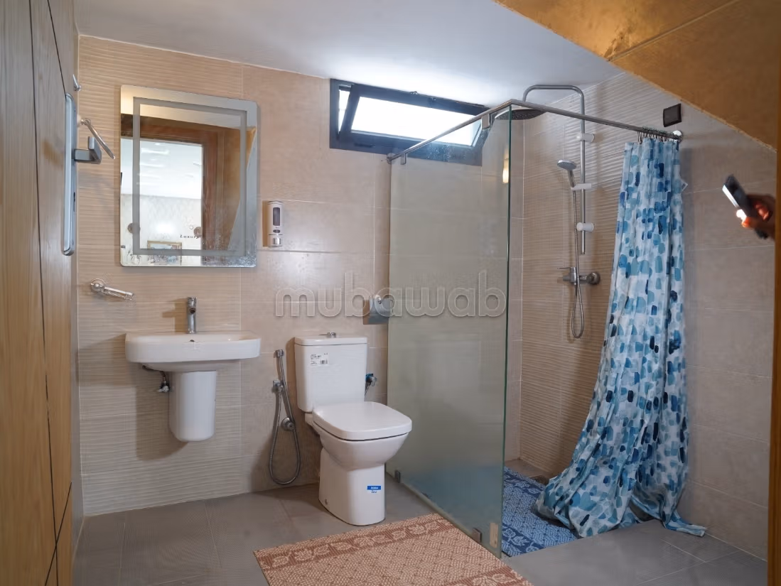 Location saisonnière à Assam. 
Surface de 700 m². 
Porte blindée, sécurité