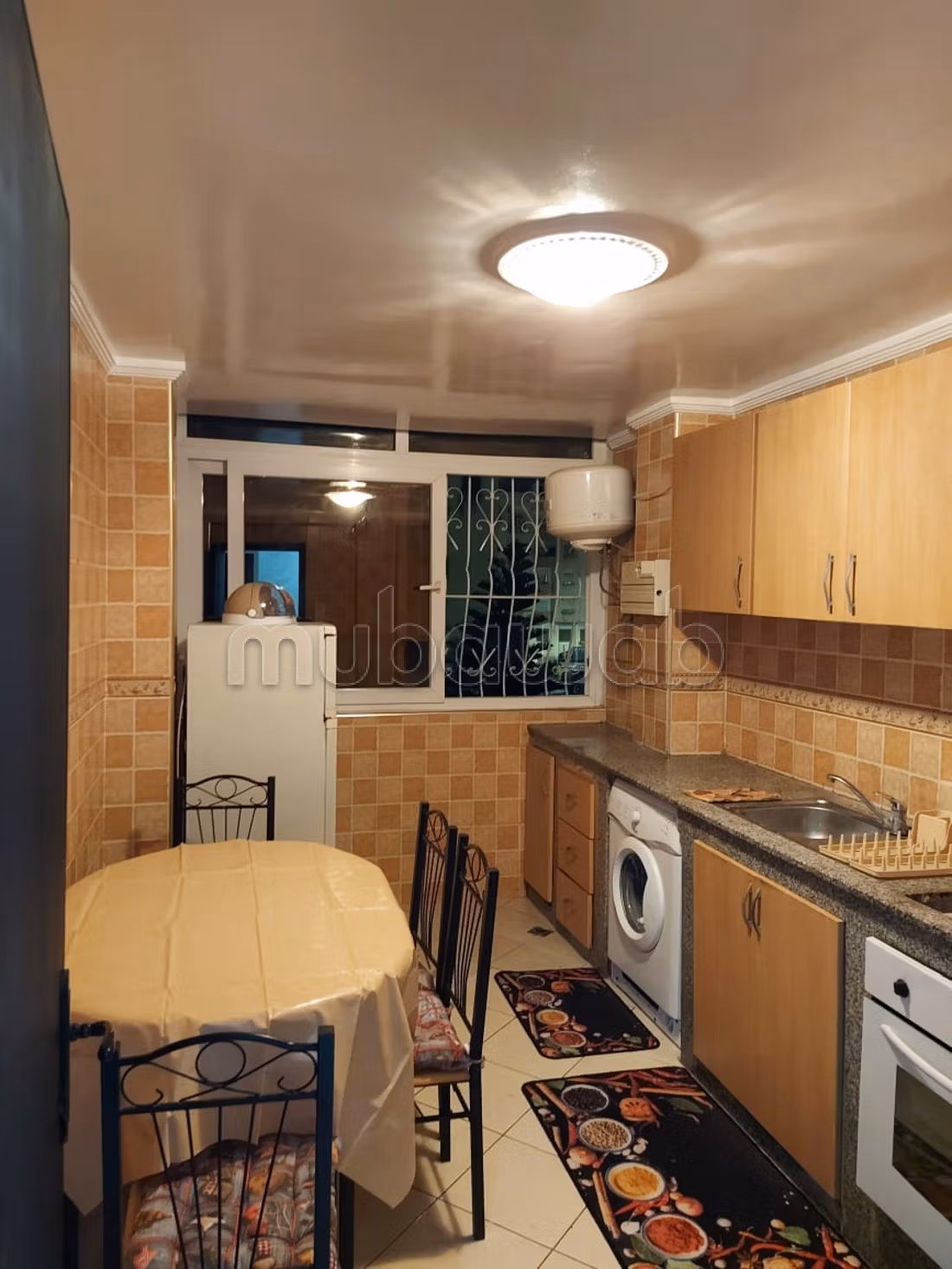 Location d'un appartement à Hay Salam. 
3 pièces confortables. 
Salon traditionnel, antenne parabolique générale