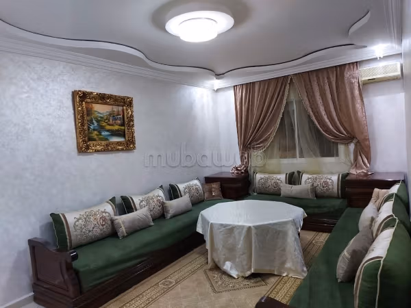 Location d'un appartement à Hay Salam. 
3 pièces confortables. 
Salon traditionnel, antenne parabolique générale