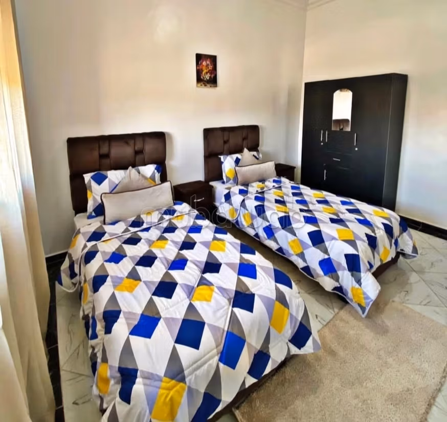 Location d'un appartement à Hay Salam. 
3 pièces confortables. 
Système de parabole et salon marocain