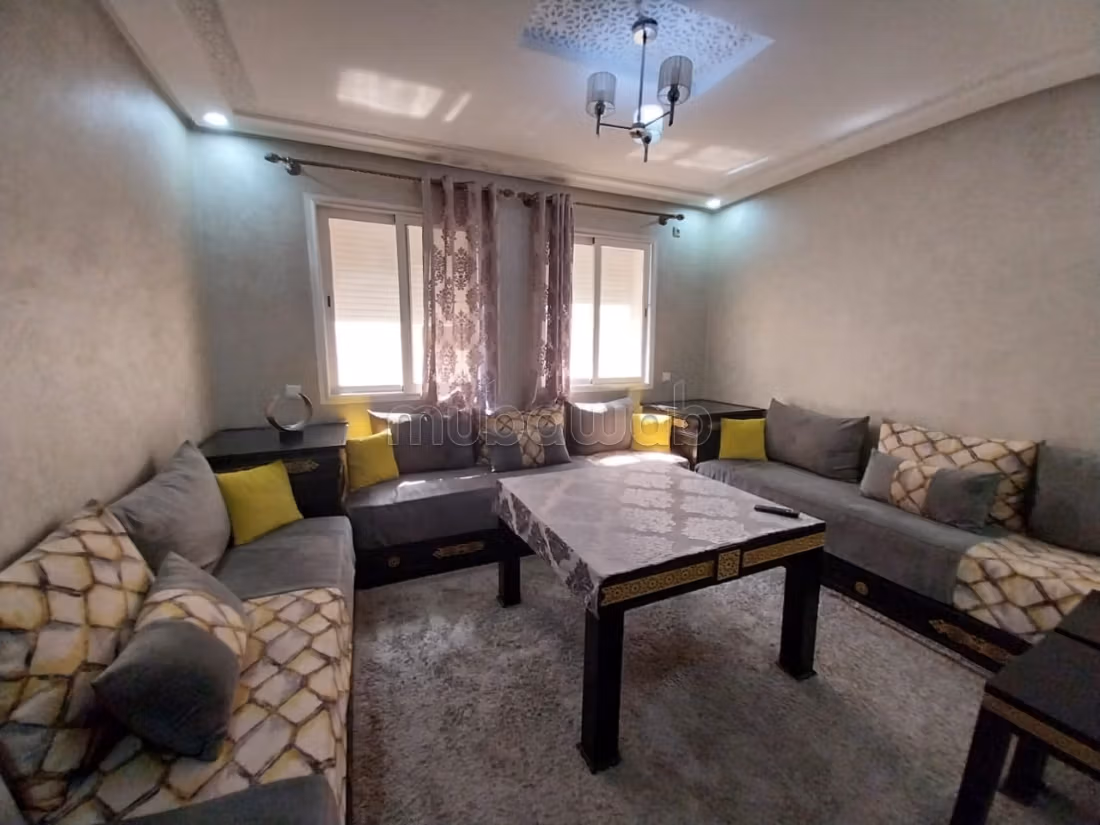 Location d'un appartement à Hay Salam. 
3 pièces confortables. 
Système de parabole et salon marocain