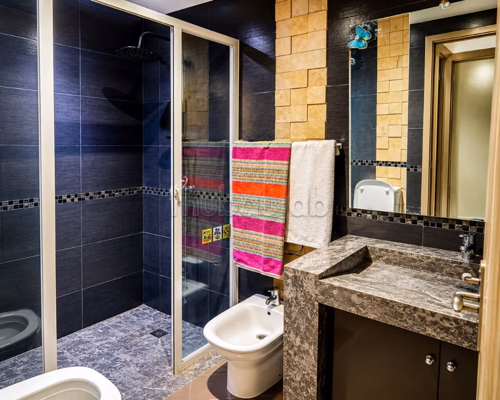 Appartement à louer dans le quartier Huda. 3 belles chambres. Gardien et climatisation