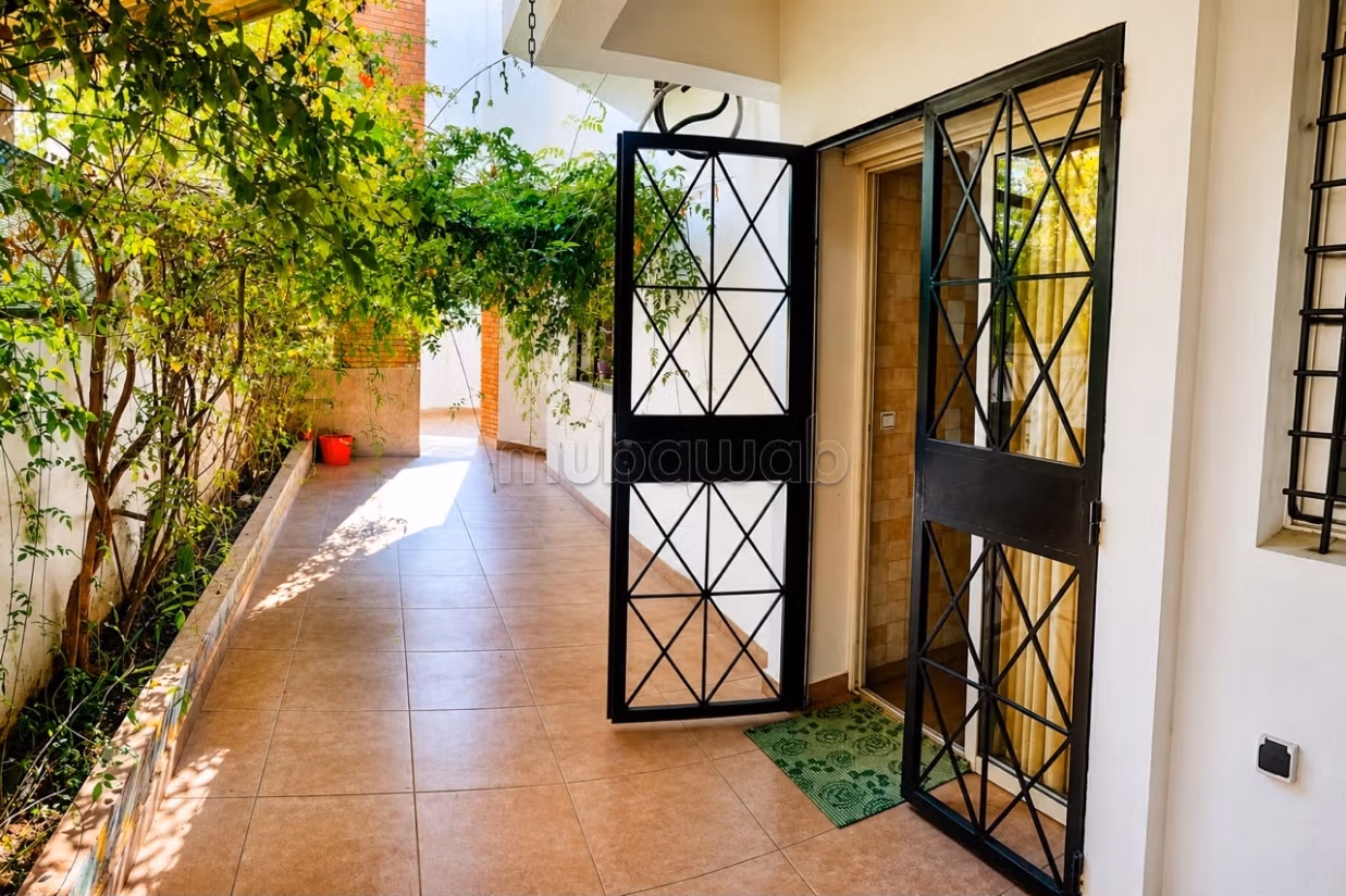 Appartement à louer dans le quartier Huda. 3 belles chambres. Gardien et climatisation