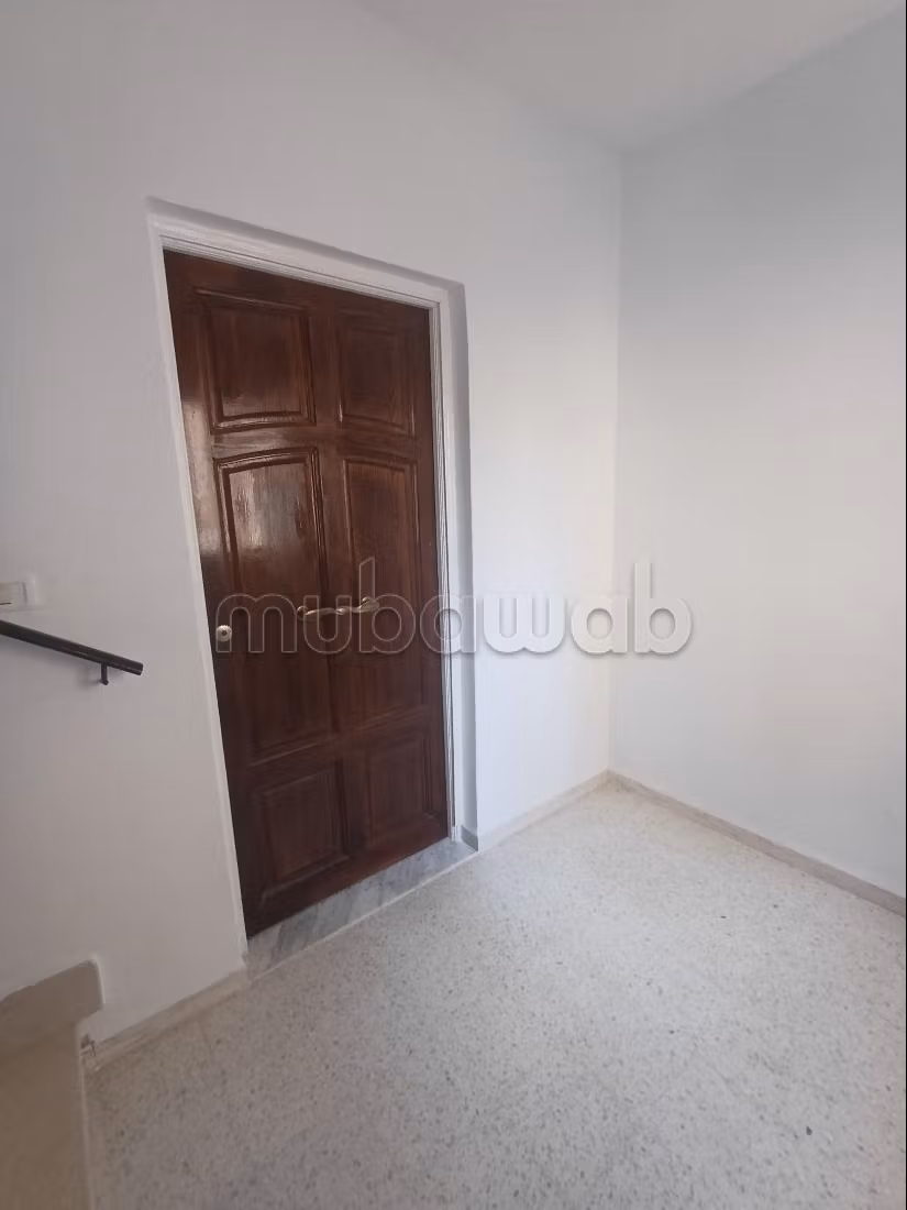 A louer etage de villa a ennasr 1