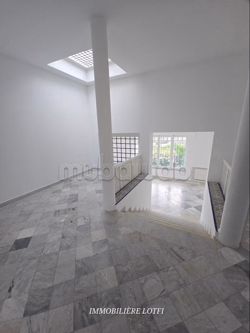 Villa di lusso in affitto a Gammarth Supérieur. Superficie di 385 m². Riscaldamento centrale e porta blindata
