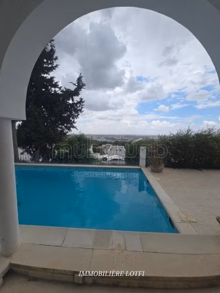 Villa de haut standing à louer à Gammarth Supérieur. Surface de 385 m². Chauffage central et porte blindée