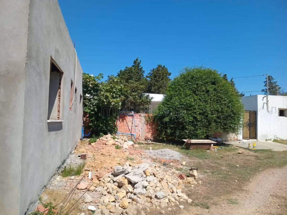 Casa incompleta direttamente su due strade